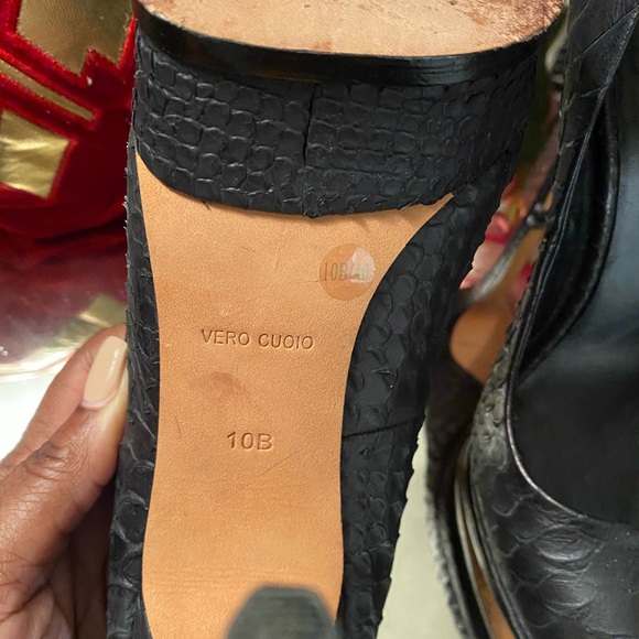 BCBGMAXAZRIA black croc stilettos size 10B - Picture 6 of 8